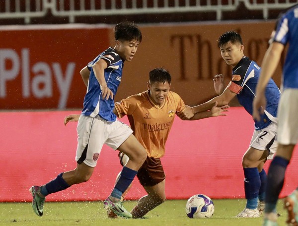 Khởi đầu vô vàn khó khăn của HAGL, V-League nóng từ vòng mở màn