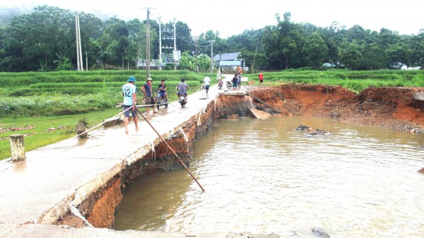 Lũ lớn đổ về xé toạc nhiều đập tràn ở Thanh Hóa Lũ lớn đổ về xé toạc nhiều đập tràn ở Thanh Hóa