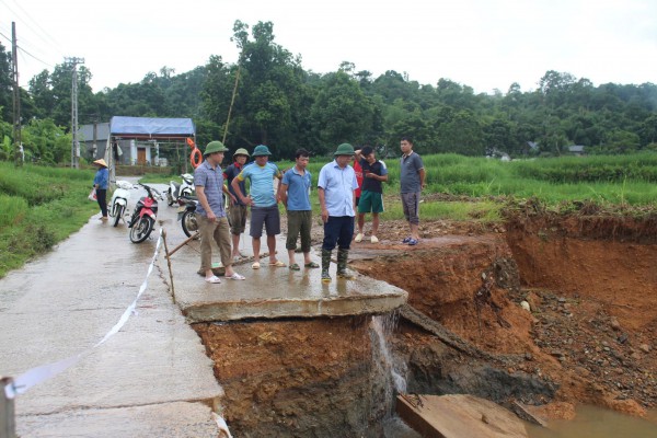 Lũ lớn đổ về xé toạc nhiều đập tràn ở Thanh Hóa Lũ lớn đổ về xé toạc nhiều đập tràn ở Thanh Hóa