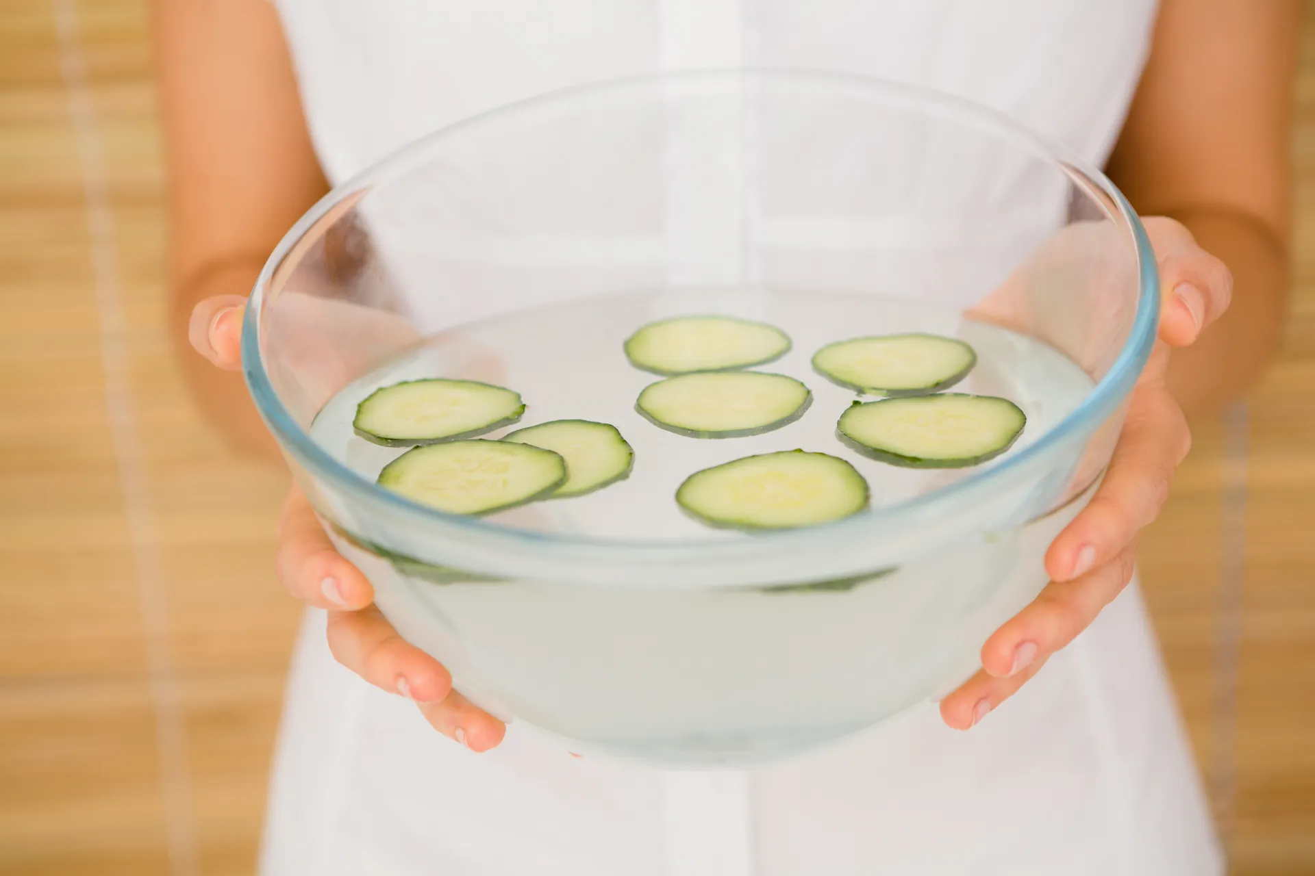 Ngâm mặt trong nước đá để se khít lỗ chân lông có an toàn cho da?