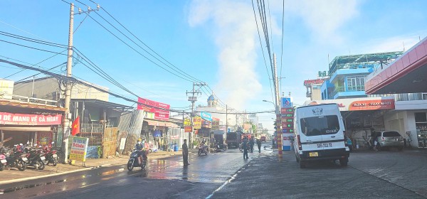 Người dân ngất xỉu vì cháy xưởng bóng đèn ở TP.HCM lúc rạng sáng Người dân ngất xỉu vì cháy xưởng bóng đèn ở TP.HCM lúc rạng sáng