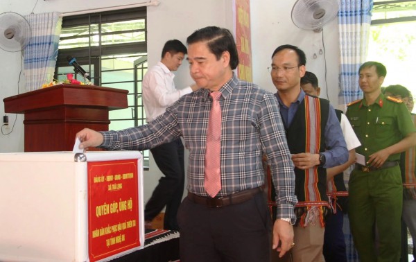 Người dân vùng sạt lở Trà Leng quyên góp hỗ trợ đồng bào ở Nghệ An