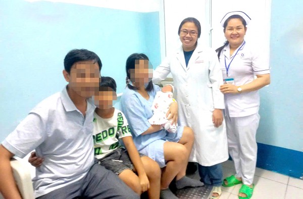 Người mẹ 'đánh cược' mạng sống để giữ con