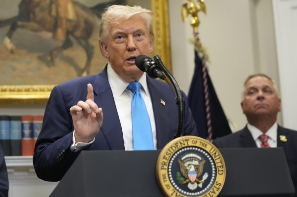 Nguồn thu thuế tăng đột biến, ông Trump nói Mỹ đang giàu lên Nguồn thu thuế tăng đột biến, ông Trump nói Mỹ đang giàu lên