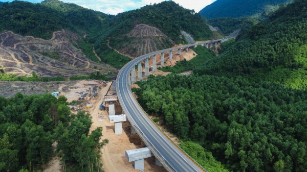 Những cây cầu vượt núi mở rộng cao tốc La Sơn - Hòa Liên
