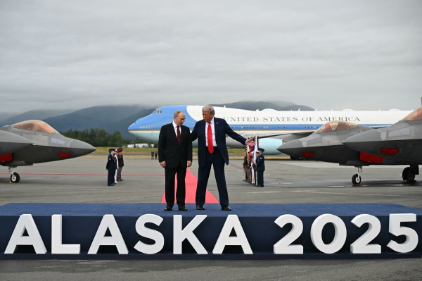 Ông Trump cố ý khoe sức mạnh quân sự Mỹ khi đón ông Putin ở Alaska?
