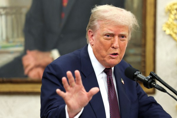 Ông Trump nói sẽ đánh thuế 100% lên chip bán dẫn Ông Trump nói sẽ đánh thuế 100% lên chip bán dẫn