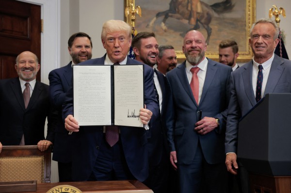 Ông Trump vừa ký sắc lệnh áp thuế từ 10-41% đối với hàng chục đối tác Ông Trump vừa ký sắc lệnh áp thuế từ 10-41% đối với hàng chục đối tác