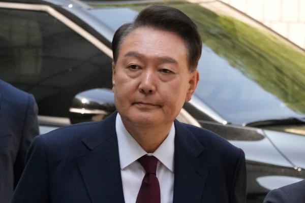 Ông Yoon Suk Yeol nằm trên sàn phòng giam, từ chối đi thẩm vấn Ông Yoon Suk Yeol nằm trên sàn phòng giam, từ chối đi thẩm vấn