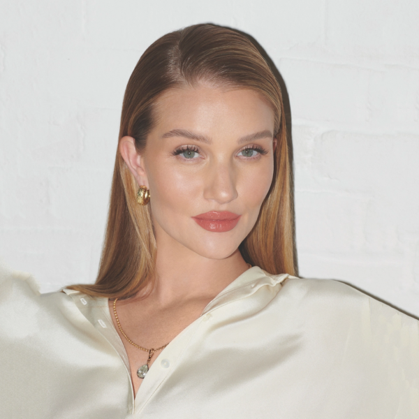 Rosie Huntington-Whiteley tắm nước lạnh để da săn chắc
