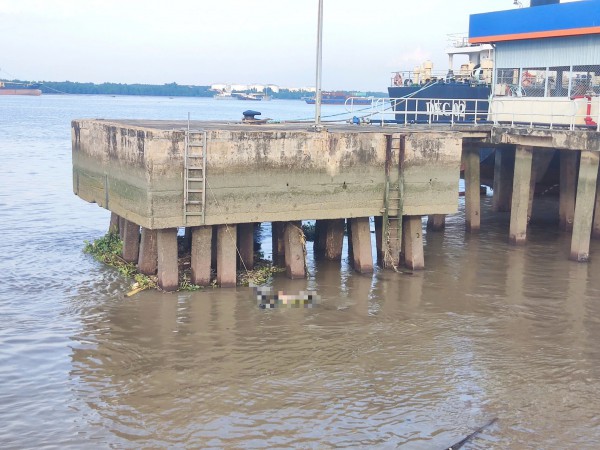 TP.HCM: Đang đi tuần tra phát hiện thi thể người trôi sông Nhà Bè