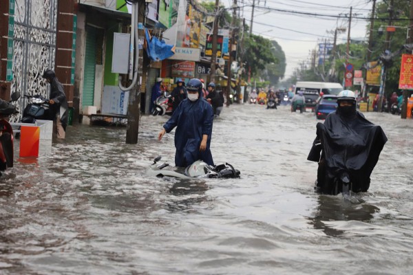 TP.HCM: Ngập sâu, người đi đường 'chôn chân' chờ nước rút