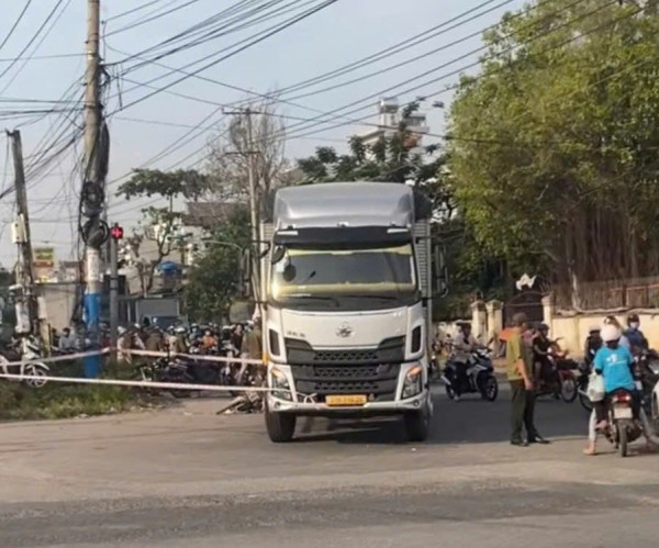 TP.HCM: Va chạm xe tải trên đường đi làm, nữ công nhân tử vong thương tâm