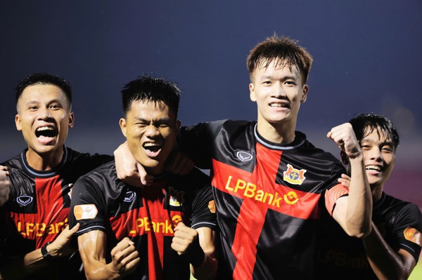 Tân binh Ninh Bình FC 'gây bão' ở V-League Tân binh Ninh Bình FC 'gây bão' ở V-League