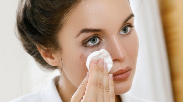 Thói quen tẩy trang sai cách khiến da lão hóa nhanh hơn