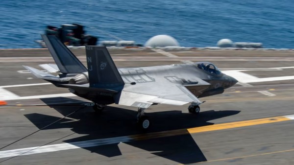 Tiêm kích F-35C của Mỹ rơi, bốc cháy ngùn ngụt