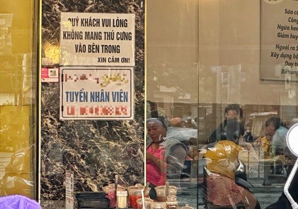 Tranh cãi quán ăn TP.HCM cấm khách mang thú cưng vào: Hợp lý hay khắt khe?