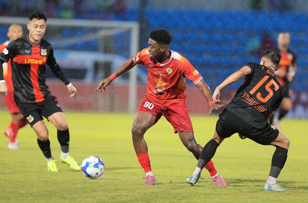 V-League: Ninh Bình và PVF-CAND đá 'chất' như cựu binh, còn HAGL chơi như... tân binh