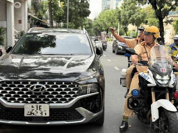 Vì sao vừa lái xe, vừa dùng điện thoại khó thoát phạt với luật mới? Vì sao vừa lái xe, vừa dùng điện thoại khó thoát phạt với luật mới?