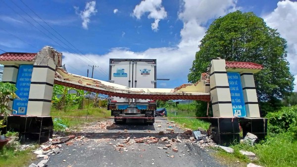 Xe tải kéo sập cổng chào ở Cà Mau