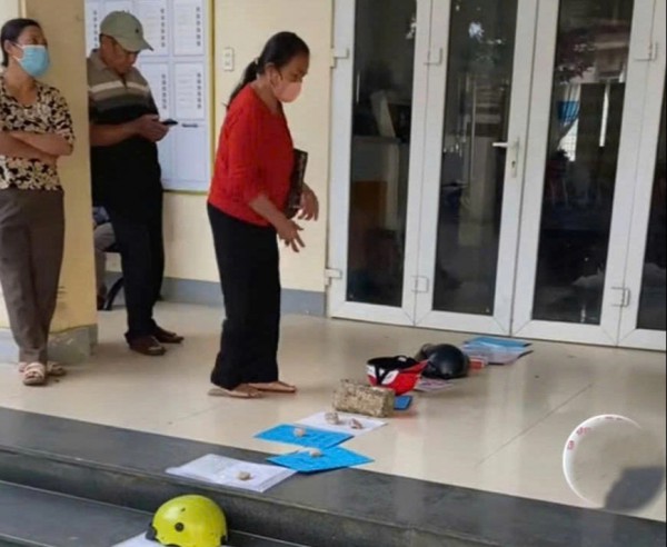 Xếp hàng bằng... nón bảo hiểm khi làm thủ tục đất đai Xếp hàng bằng... nón bảo hiểm khi làm thủ tục đất đai