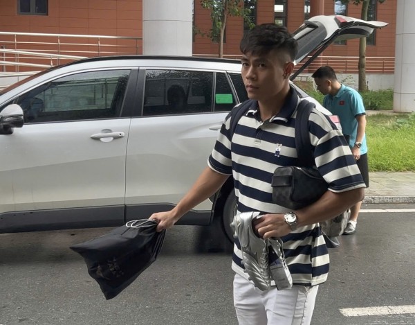 Đội tuyển Việt Nam hội quân, Cao Pendant Quang Vinh và Châu Ngọc Quang rất phong cách!