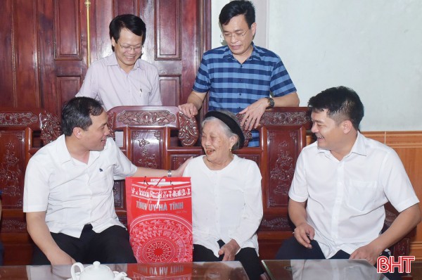 Mẹ Việt Nam anh hùng ngồi cạnh Tổng Bí thư Tô Lâm trong đại lễ A80 là ai?
