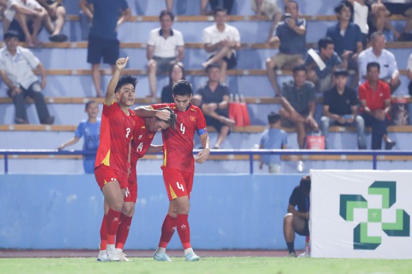 Lê Viktor đi vào lịch sử, xúc động với bàn đầu tiên cho U.23 Việt Nam Lê Viktor đi vào lịch sử, xúc động với bàn đầu tiên cho U.23 Việt Nam