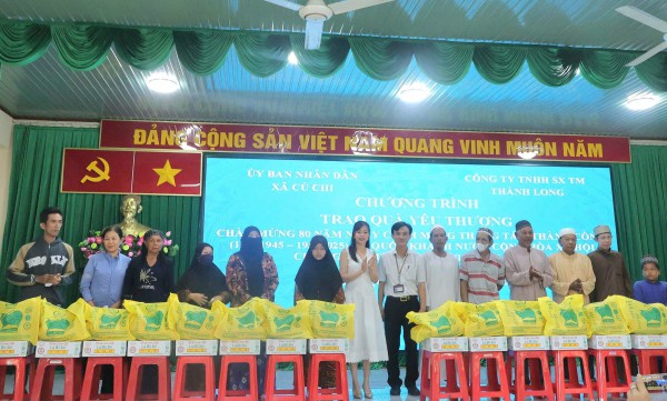 Trao 200 phần quà yêu thương tại Củ Chi nhân dịp Quốc khánh 2.9 Trao 200 phần quà yêu thương tại Củ Chi nhân dịp Quốc khánh 2.9