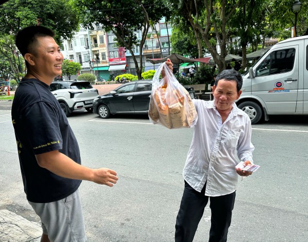 Bánh mì 'treo' nghĩa tình TP.HCM mùa Vu Lan: Câu chuyện chị chủ ăn chay trường