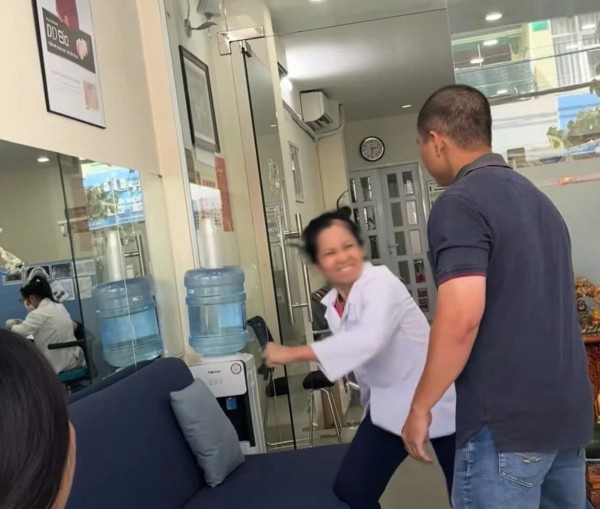 TP.HCM: Xác minh clip chủ phòng khám nha khoa hành hung khách hàng TP.HCM: Xác minh clip chủ phòng khám nha khoa hành hung khách hàng