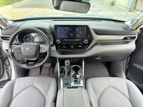 Toyota Highlander nhập từ Mỹ dùng 4 năm, bán giá cao hơn xe sang