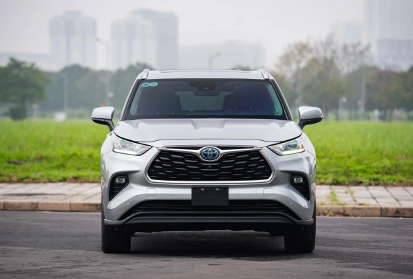 Toyota Highlander nhập từ Mỹ dùng 4 năm, bán giá cao hơn xe sang