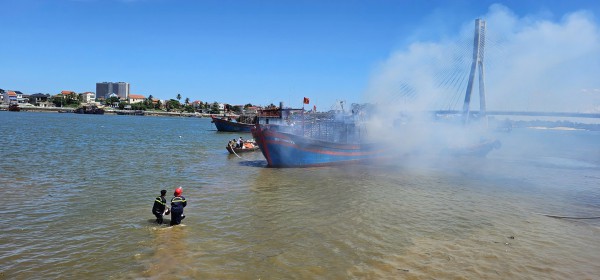 Quảng Trị: Tàu cá bốc cháy dữ dội trên sông Nhật Lệ giữa trưa nắng