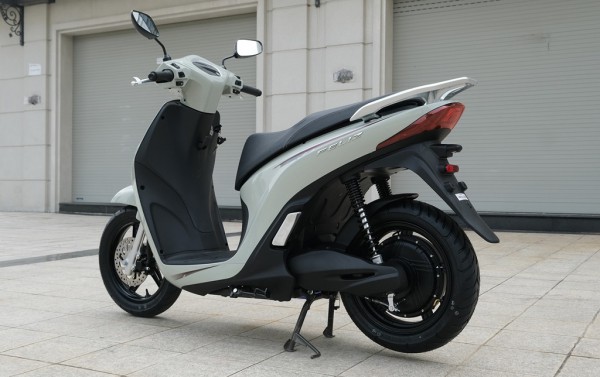 VinFast tung thêm 3 mẫu xe máy điện có pin sạc rời, giá từ 25,9 triệu đồng