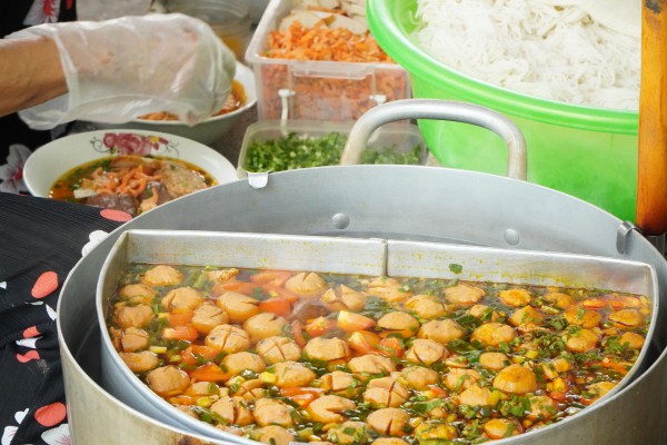 Quán bún riêu 40 năm ở miền Tây: Ông bà U.80 bán tô 5.000 đồng vẫn vui