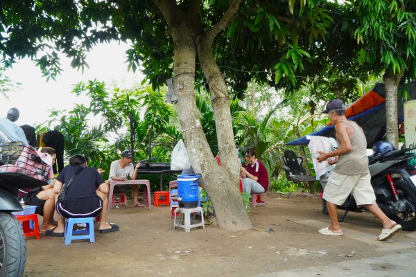 Quán bún riêu 40 năm ở miền Tây: Ông bà U.80 bán tô 5.000 đồng vẫn vui