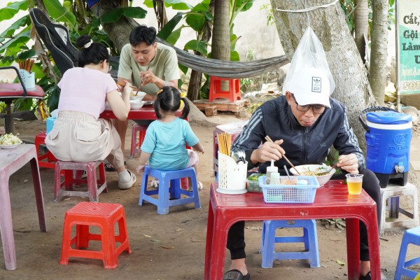 Quán bún riêu 40 năm ở miền Tây: Ông bà U.80 bán tô 5.000 đồng vẫn vui