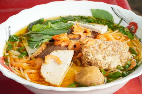Quán bún riêu 40 năm ở miền Tây: Ông bà U.80 bán tô 5.000 đồng vẫn vui