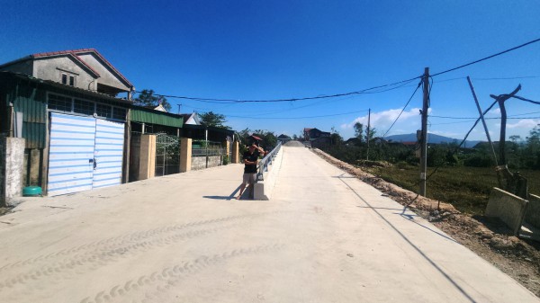 Dân 'té ngửa' vì cầu có thiết kế lạ tại Hà Tĩnh