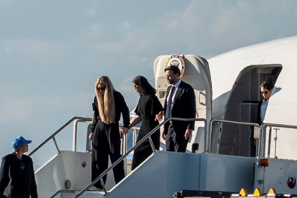 FBI công bố ảnh nghi phạm ám sát ông Charlie Kirk, tìm thấy khẩu súng trường