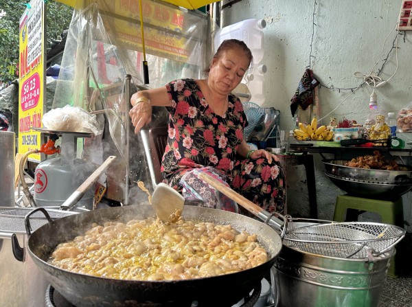 Kỳ lạ cơm gà 'thả dây' ở TP.HCM: Bà chủ ăn chay trường, không nếm món mình nấu