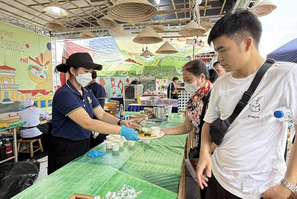 Du khách xếp hàng chờ thưởng thức món ngon Sài Gòn tại triển lãm A80