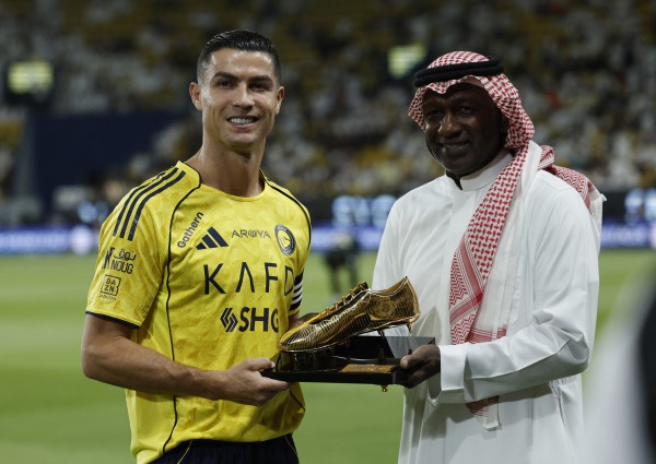 HLV Mascherano bênh vực Messi, Ronaldo nhận chiếc giày vàng Saudi Pro League