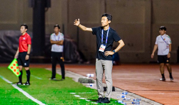 Lộ diện HLV đầu tiên có nguy cơ bị sa thải ở V-League
