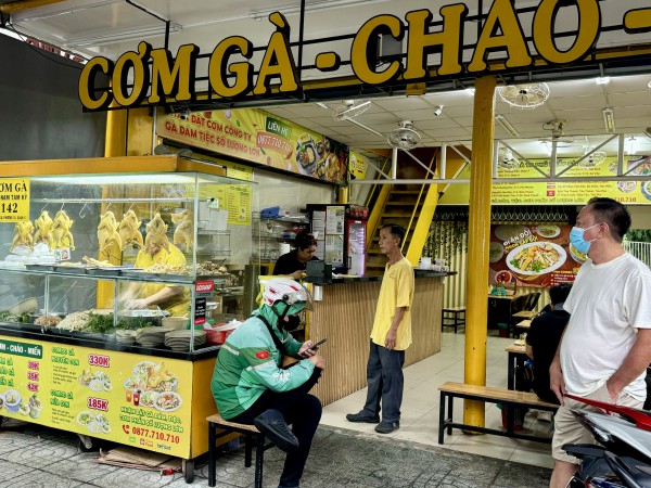 Ấm áp dòng thông báo ở quán cơm gửi các shipper