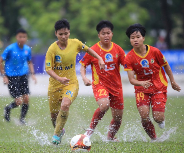 Hải Yến ghi bàn trong trận thủy chiến, Hà Nội tạm chiếm ngôi đầu của nhà ĐKVĐ