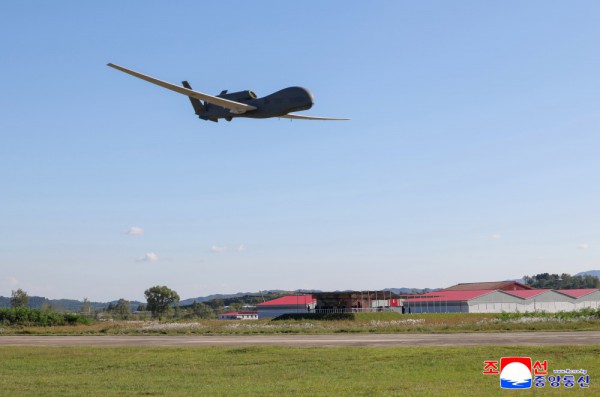 Ông Kim Jong-un thị sát thử nghiệm UAV, chỉ đạo phát triển AI