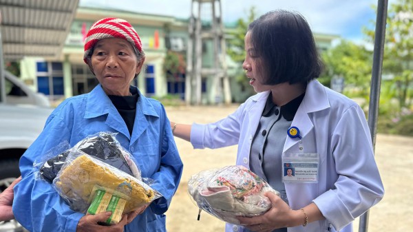 Nồi cháo tình thương và gian hàng 0 đồng ở Sơn Tây Nồi cháo tình thương và gian hàng 0 đồng ở Sơn Tây