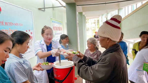 Nồi cháo tình thương và gian hàng 0 đồng ở Sơn Tây Nồi cháo tình thương và gian hàng 0 đồng ở Sơn Tây